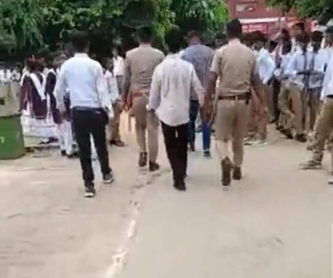कॉलेज के गेट पर अवैध असलहे के साथ किशोर पकड़ा गया