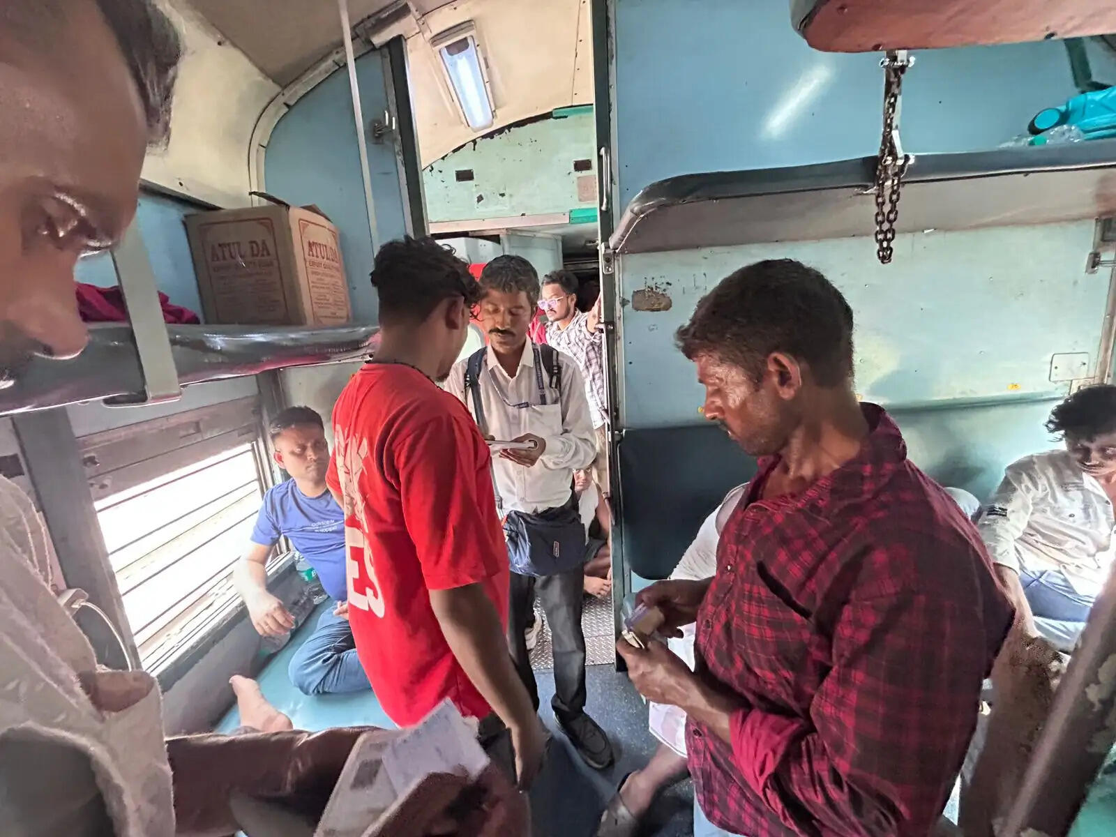बिना टिकट यात्रियों पर रेलवे की कार्रवाई, पांच सौ से ज्यादा मामले पकड़े गए