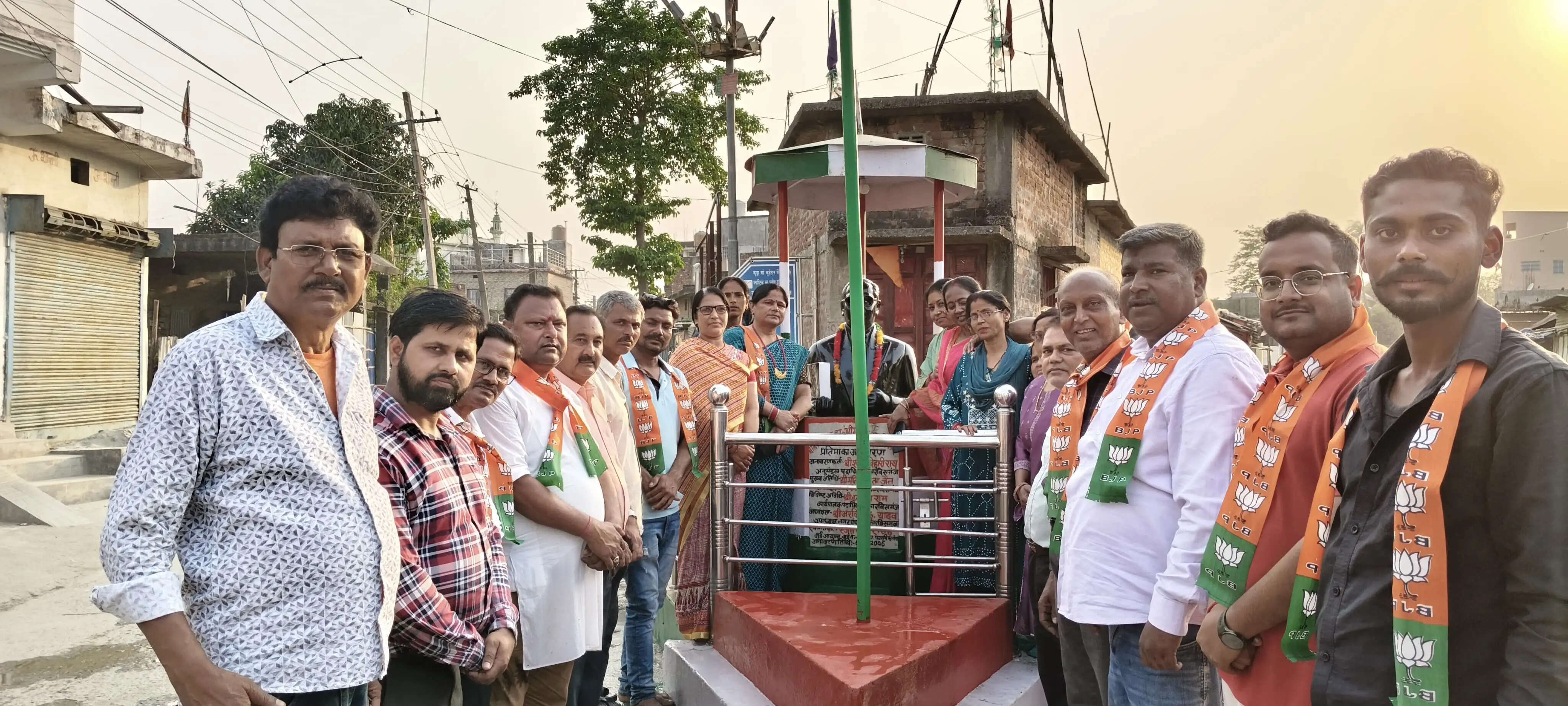 सामाजिक न्याय सप्ताह के तहत डॉ अंबेडकर प्रतिमा की सफाई