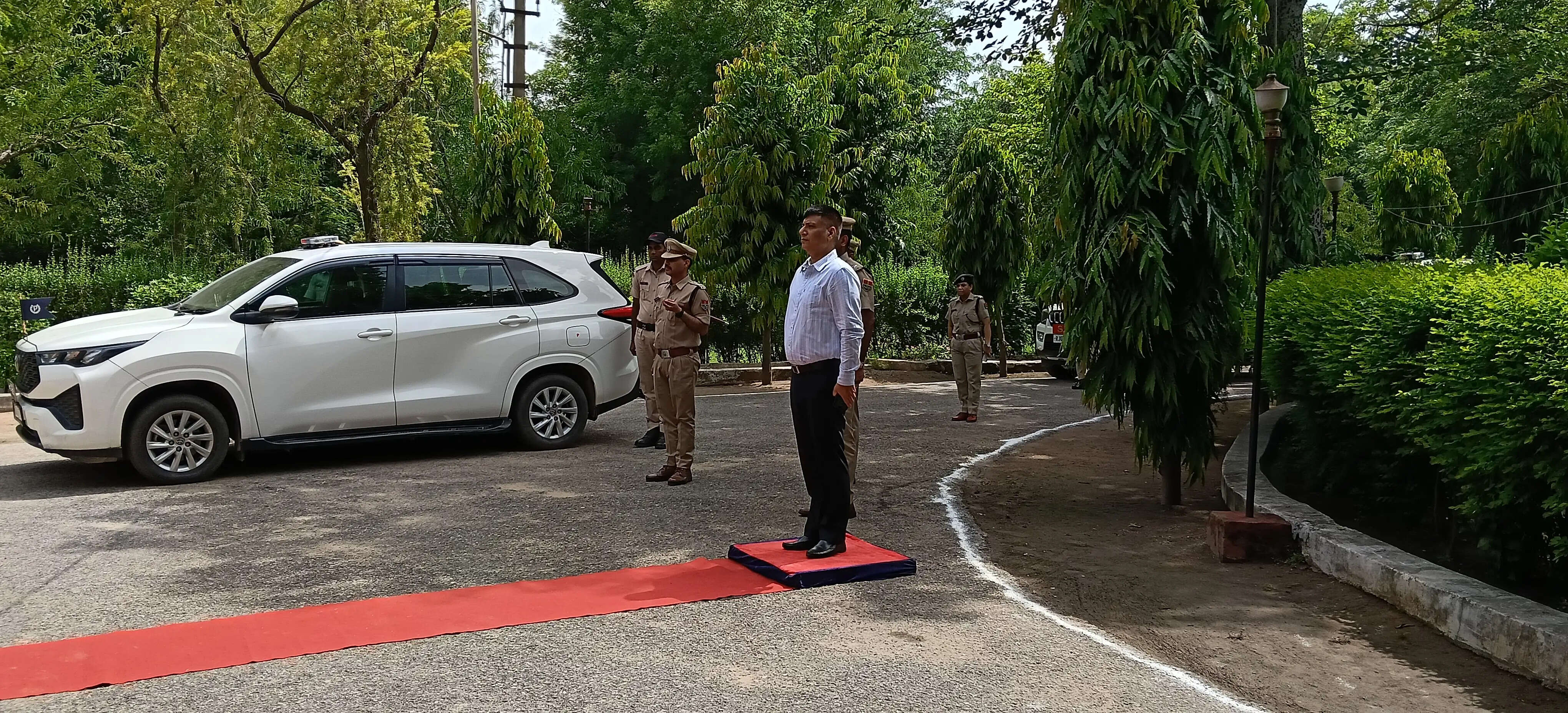 अलवर दौरे पर जयपुर रेंज आईजी- घटनास्थलों का निरीक्षण, लंबित मामलों की समीक्षा बैठक, व्यापारियों से भी मिले