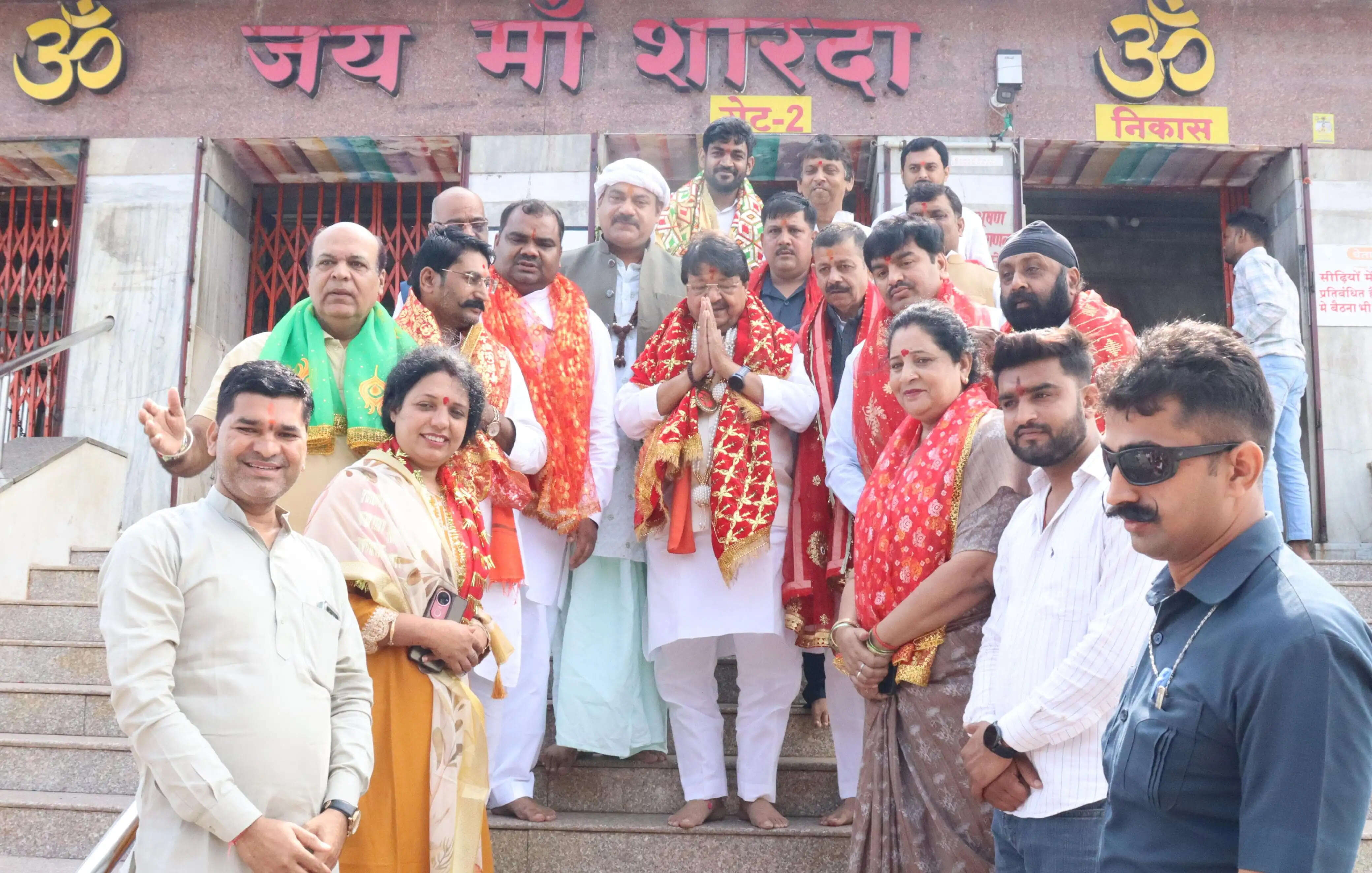 नगरीय विकास एवं आवास मंत्री कैलाश विजयवर्गीय ने मां शारदा के किए दर्शन