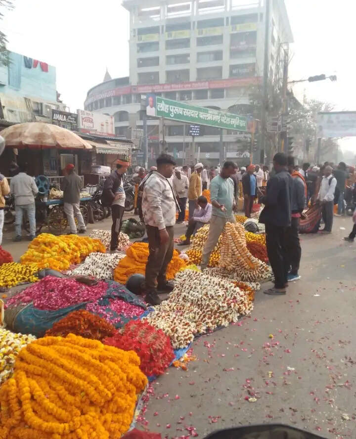 लौट आए फूल किसान, सड़क पर दुकानें लगाकर शुरू की बिक्री