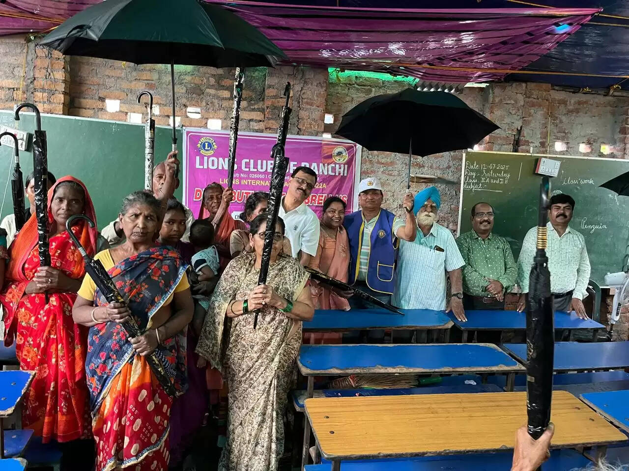 लायंस क्लब ने जरूरतमंदों के बीच किया छाता और रेनकोट का वितरण
