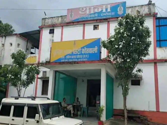 पत्नी का गला काटकर हत्या करने वाला आराेपित पति गिरफ्तार