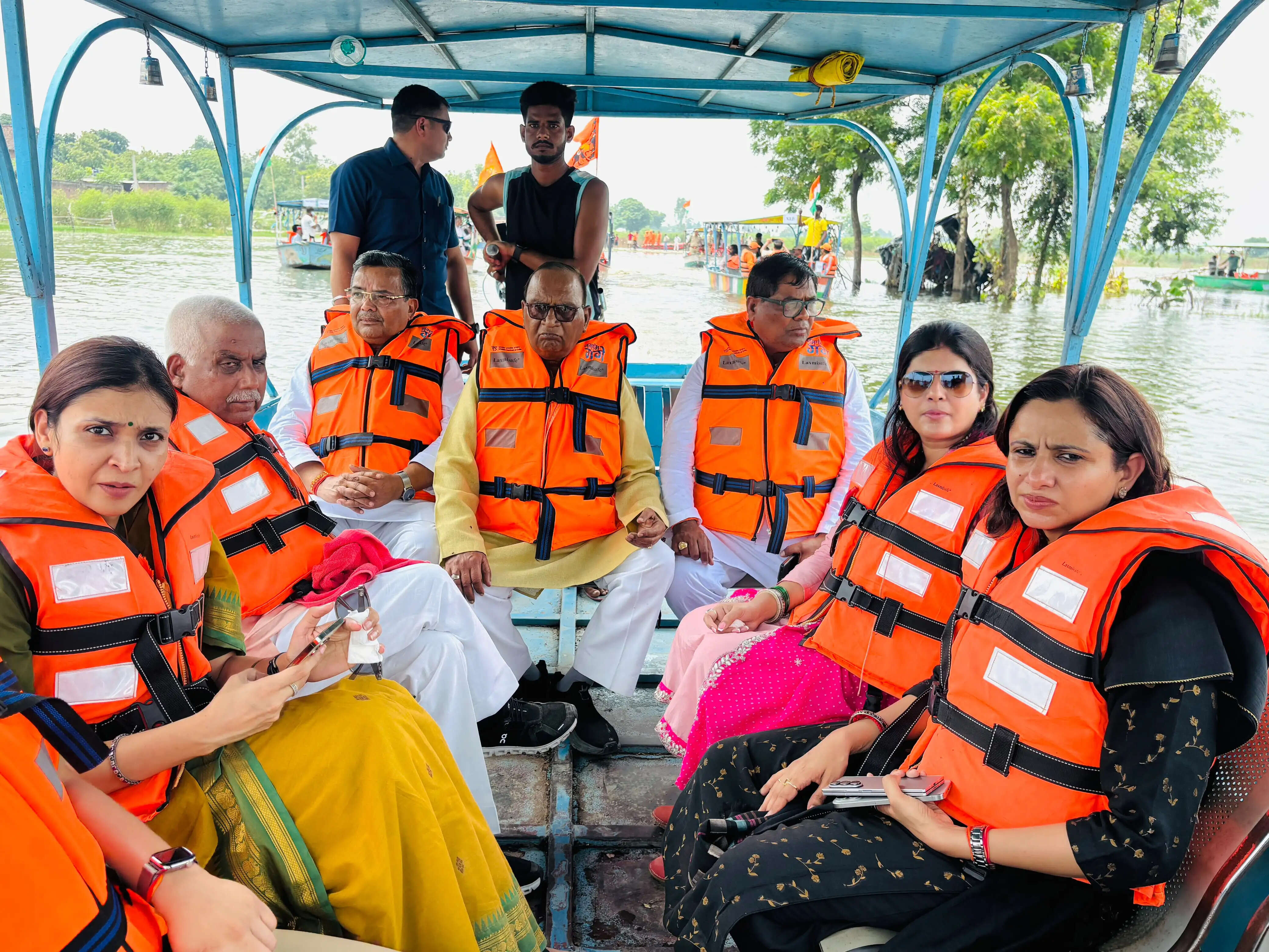 फर्रुखाबाद : नाव से बाढ़ पीड़ितों की सुध लेने पहुंचे प्रभारी मंत्री जयवीर सिंह