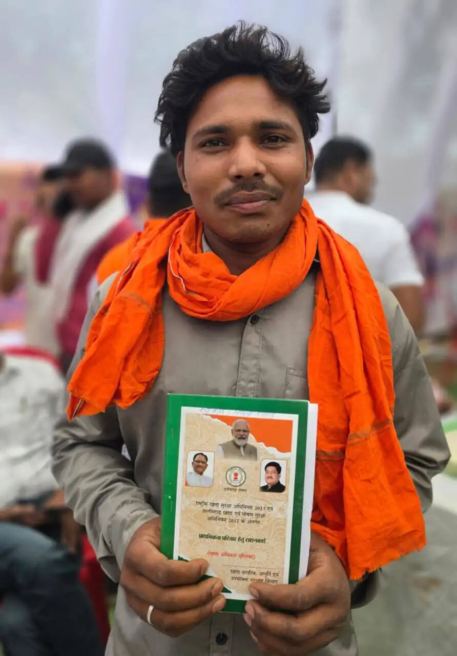 अंबिकापुर : कुकुटरापारा के संतोष को गांव में ही मिला राशन कार्ड, मुख्यमंत्री का जताया आभार