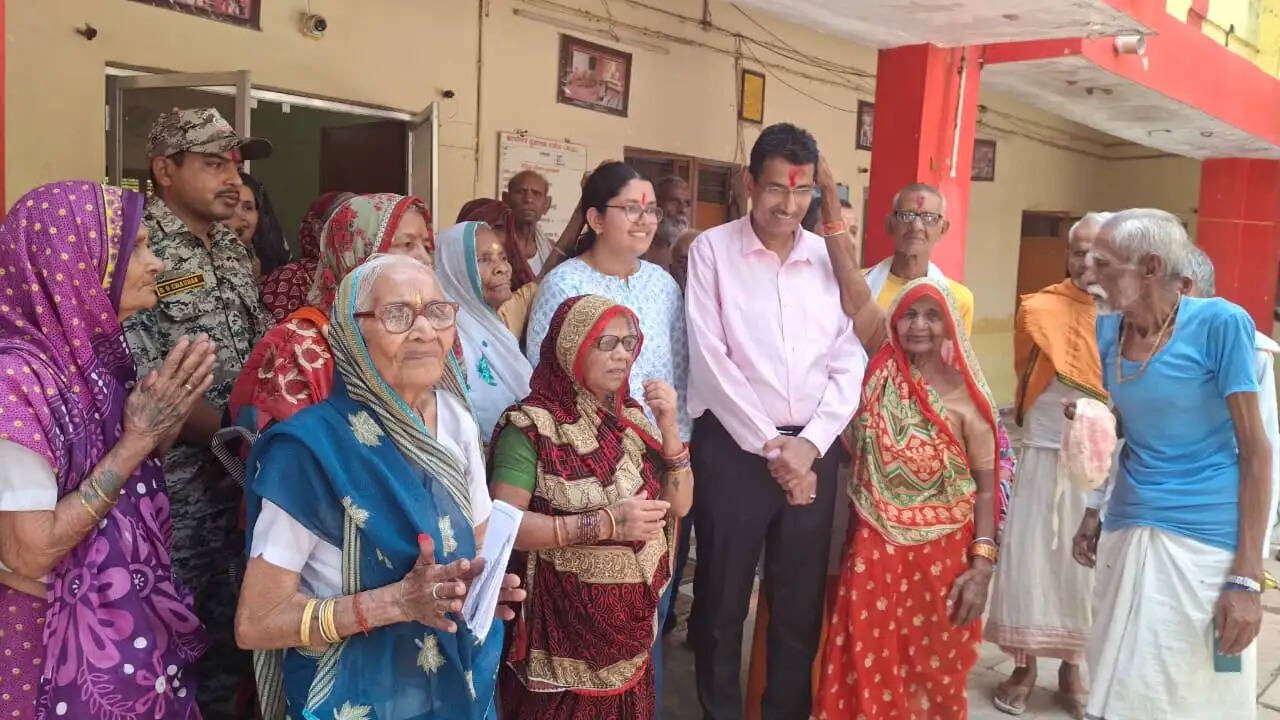 दमोह: वृद्धाश्रम में बेटी का जन्मदिन मनाकर कलेक्टर प्रताप नारायण यादव ने दिया बुजुर्ग सम्मान का संदेश