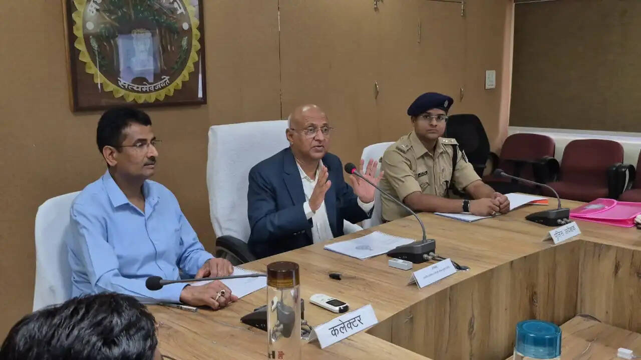 दमोहः कलेक्टर, एसपी और जिला न्यायालय में हेलमेट अनिवार्य करने के निर्देश