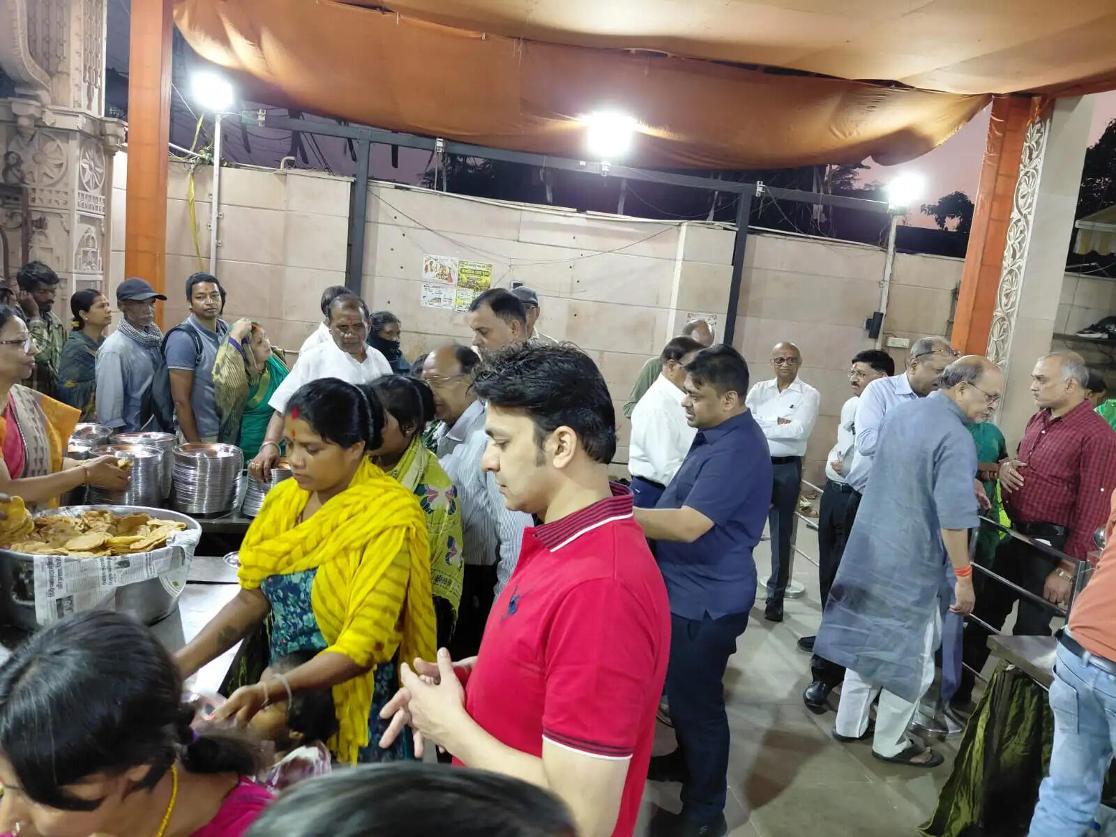 श्याम मंदिर के भंडारा के प्रसाद के लिए उमडे श्रद्धालु