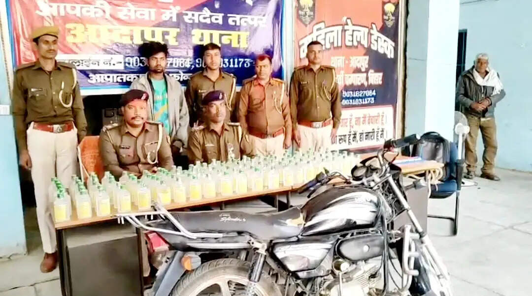 चोरी के बाइक व शराब सहित एक शराब कारोबारी गिरफ्तार