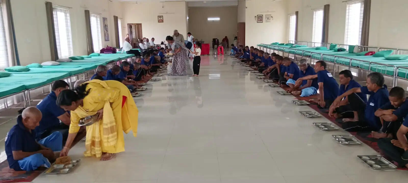 आश्रम में दिव्यांग-निराश्रितों को कराया गया भोजन