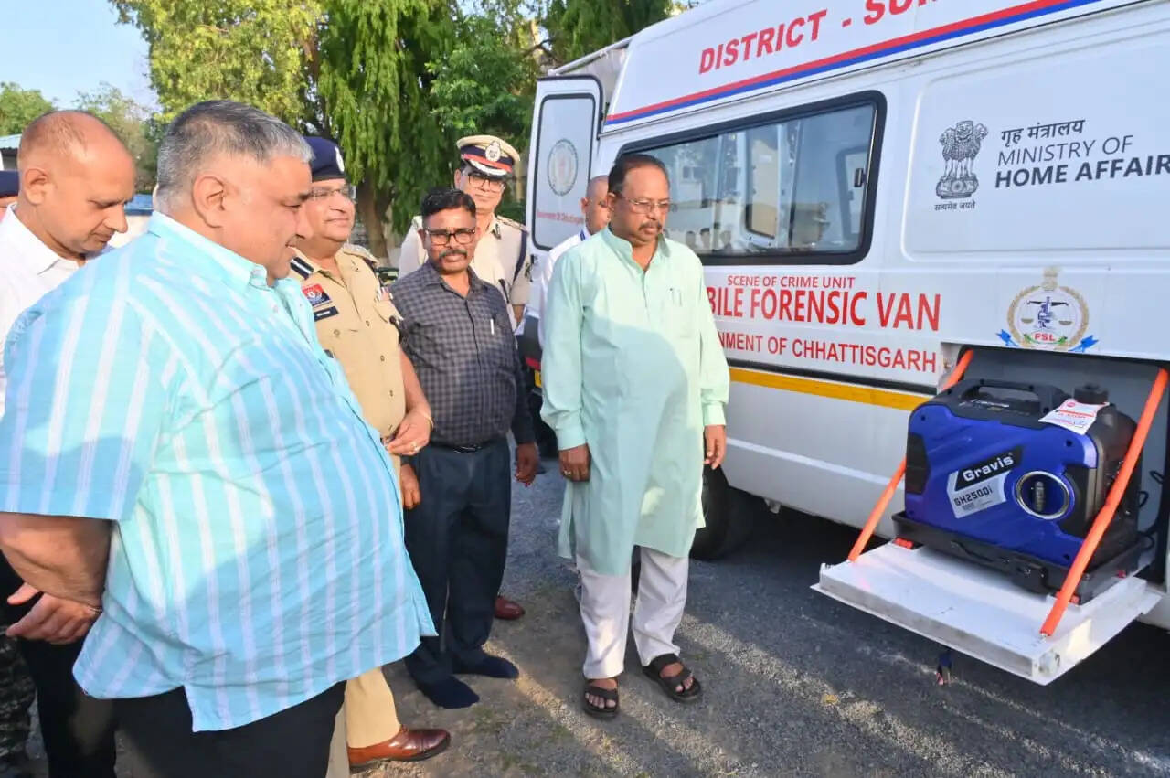 अंबिकापुर : वैज्ञानिक जांच से सशक्त होगी कानून व्यवस्था, मंत्री राजेश अग्रवाल ने मोबाइल फॉरेंसिक वैन को दिखाई हरी झंडी