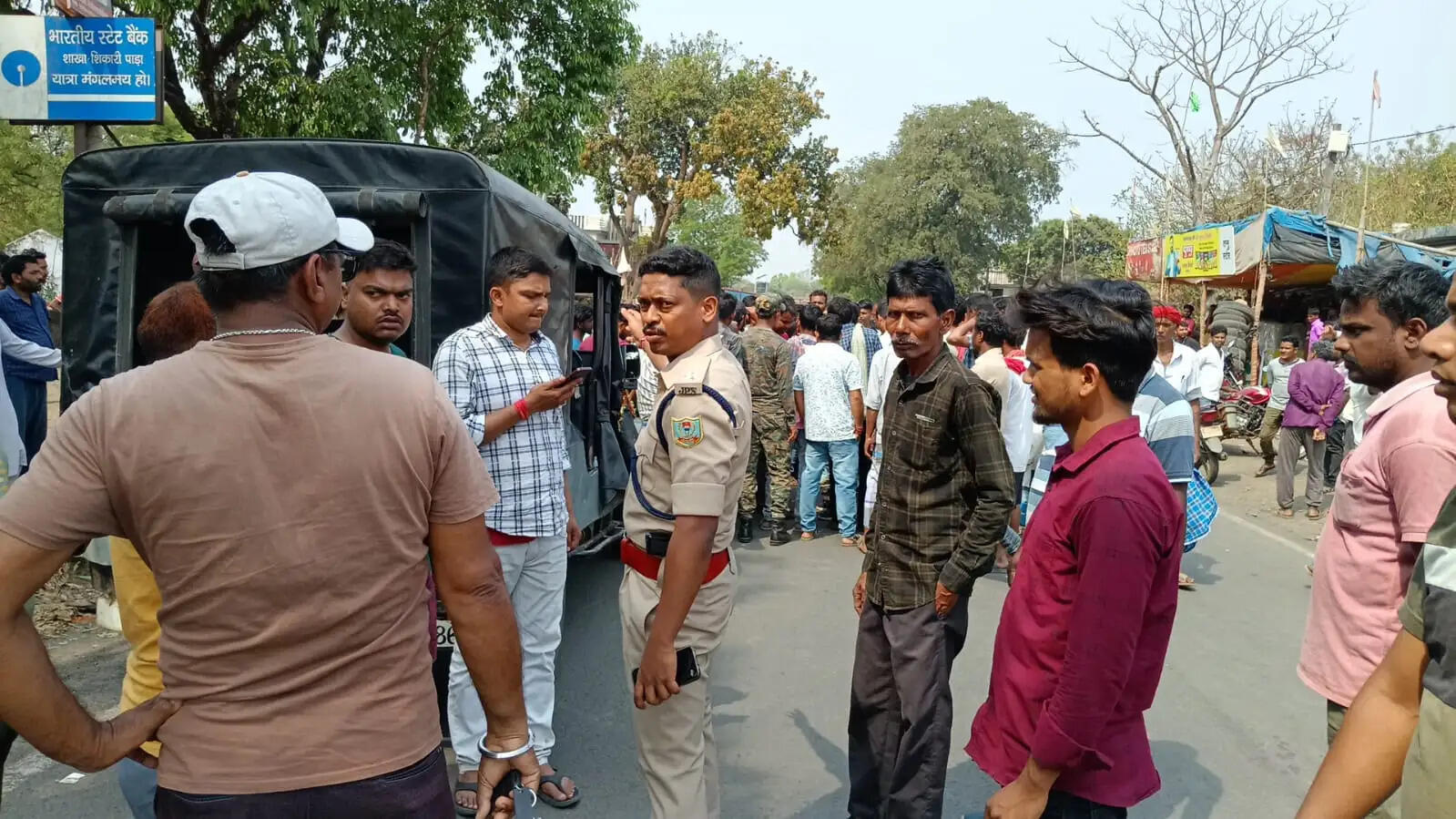 दुमका में अनियंत्रित ट्रेलर ने दो बाइक सवारों को रौंदा, मौके पर मौत