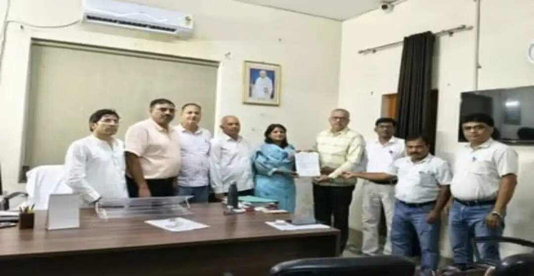 माध्यमिक शिक्षक संघ ने 21 सूत्रीय मांगों को लेकर ज्ञापन सौंपा