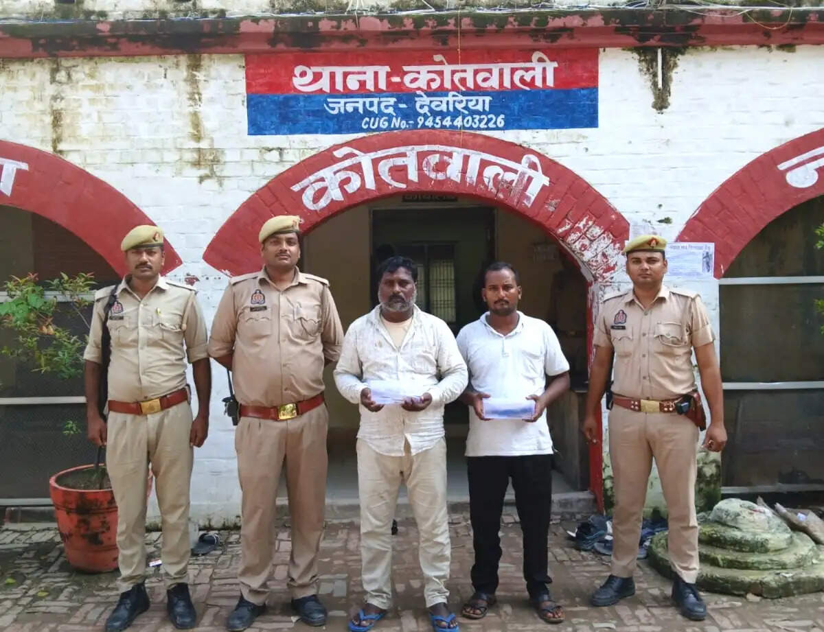 देवरिया : एटीएम में क्लिप लगाकर रुपये निकालने वाले दो ठग गिरफ्तार