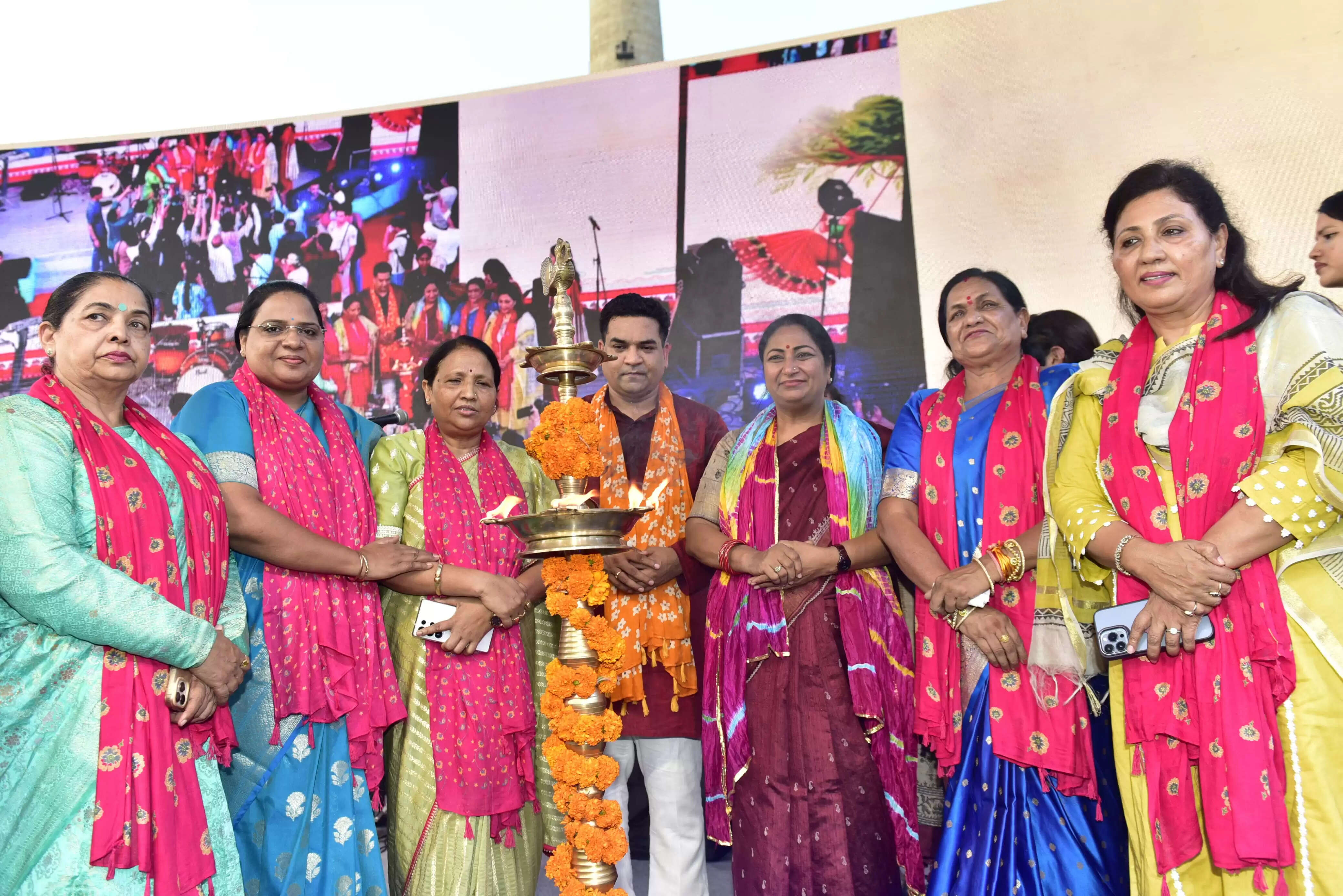 दिल्ली सरकार का तीन दिवसीय तीज महोत्सव शुरू, कई राज्यों की महिला सांसद हुईं शामिल