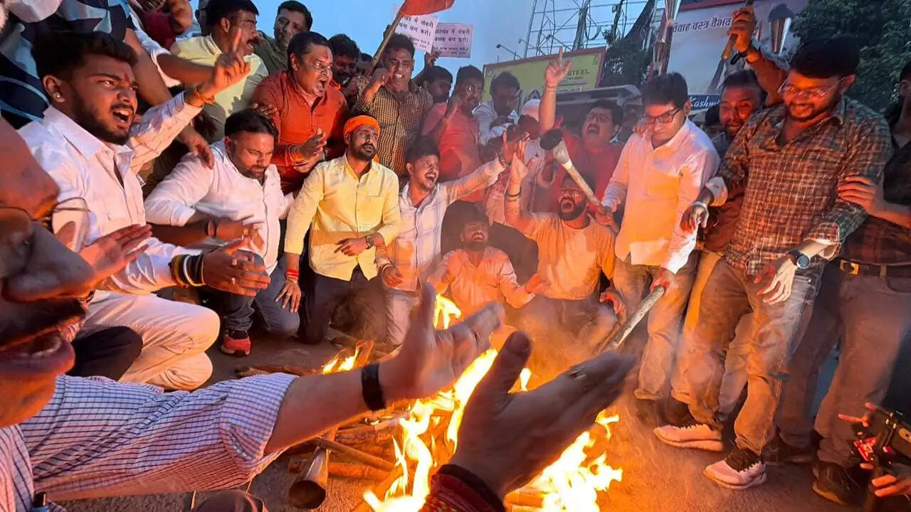 जेपीएससी में कथित अनियमितताओं के खिलाफ भाजयुमो ने निकाला मशाल जुलूस