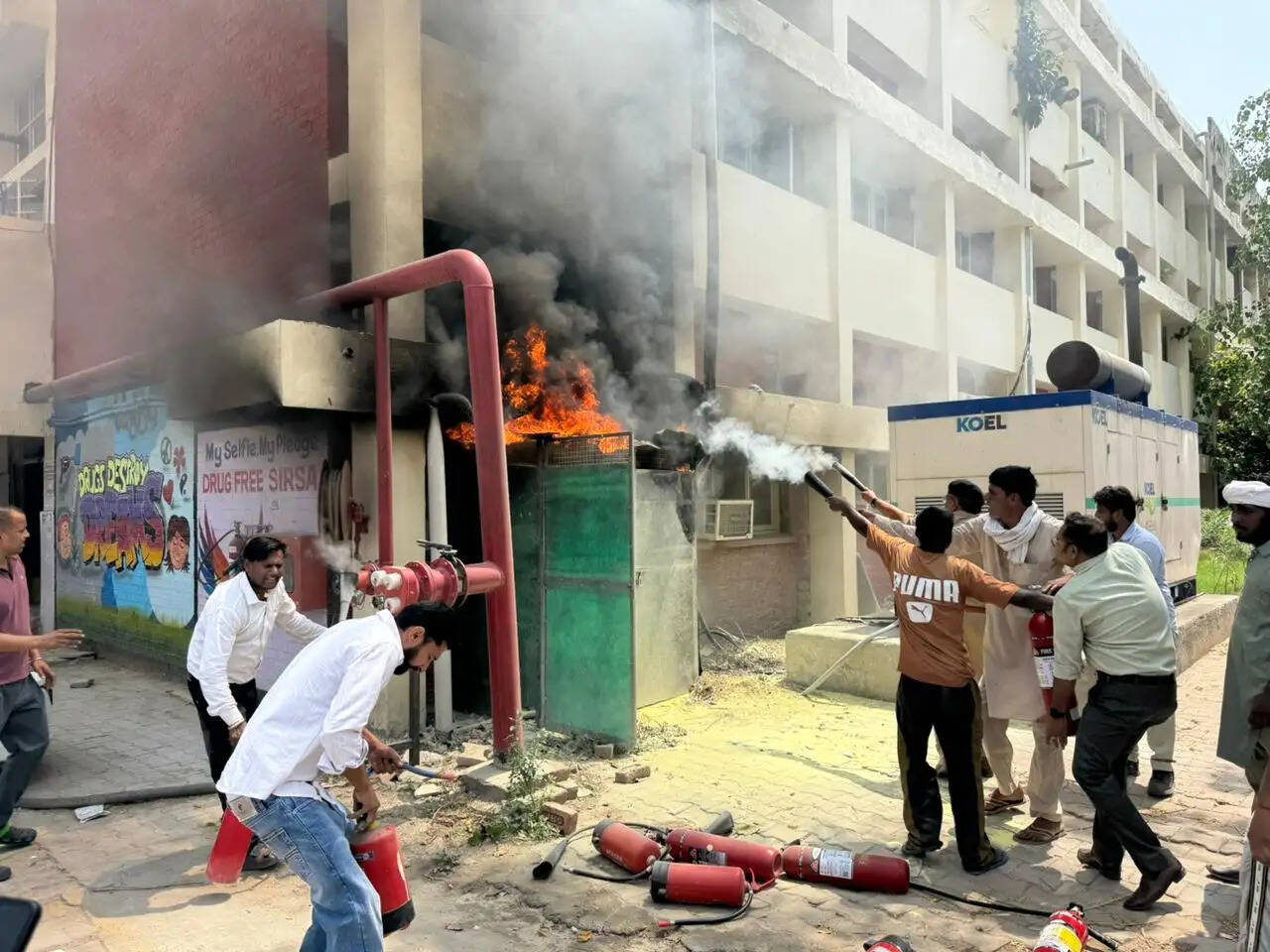 सिरसा: नागरिक अस्पताल के जनरेटर में आग से मरीजाें व तीमारदाराें में अफरा-तफरी