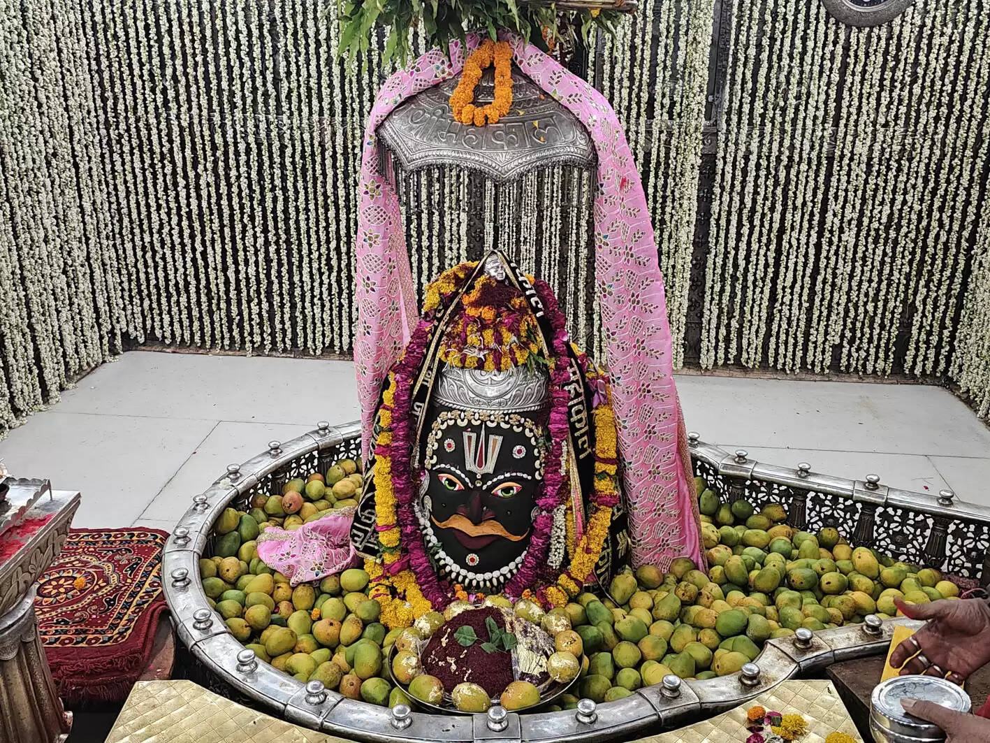 उज्जैन में बाबा महाकाल को लगाया हापुस आम और केसर का भोग