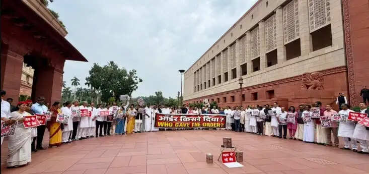 संसद भवन परिसर में इंडी गठबंधन का विरोध प्रदर्शन, छात्रों पर कार्रवाई और पैलेट गन के इस्तेमाल पर सरकार को घेरा