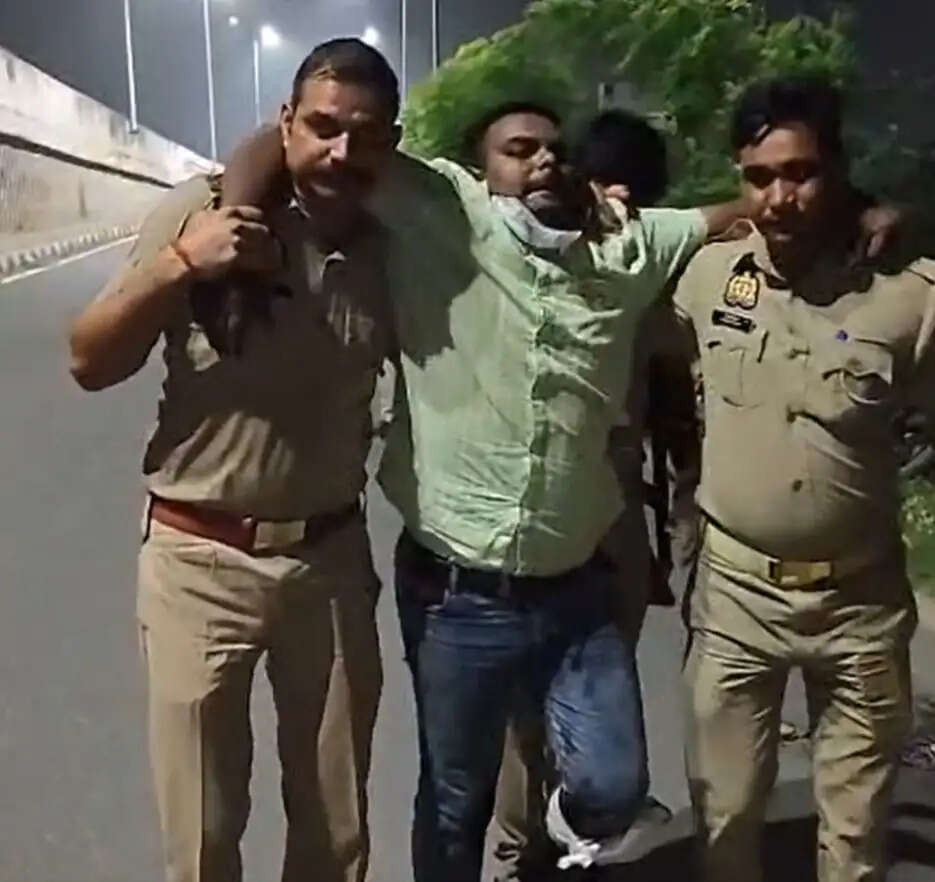 मुठभेड़ में दाे इनामी समेत तीन चोर गिरफ्तार, दो लाेगाें को गोली लगी