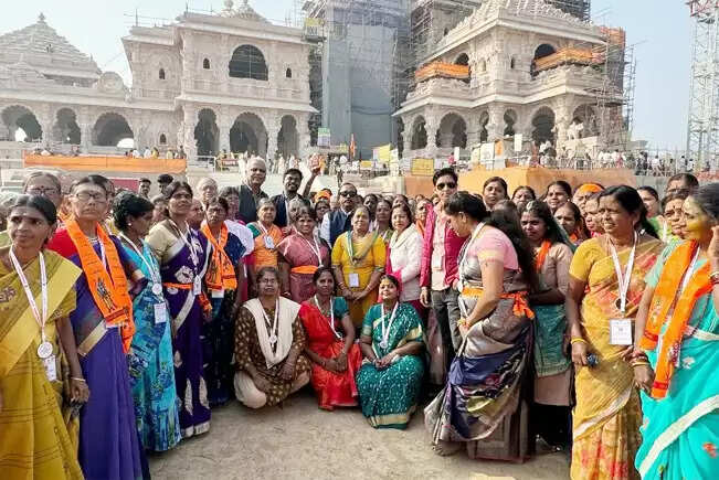 काशी-तमिल संगमम के अतिथियों ने अयोध्या में श्रीरामलला के किए दर्शन