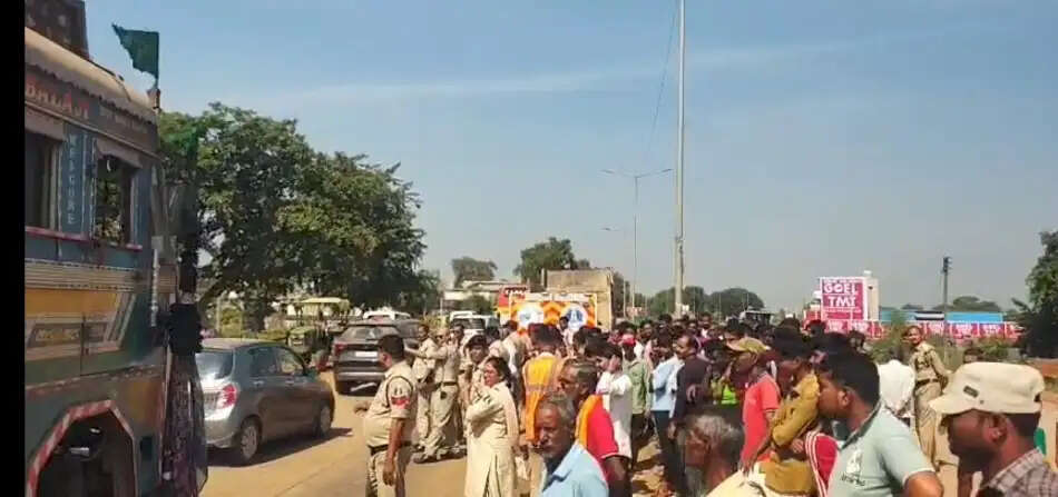 मरौद में हाईवे की रोड क्रासिंग बंद करने पहुंचे कर्मचारी, ग्रामीणों ने किया सड़क जाम