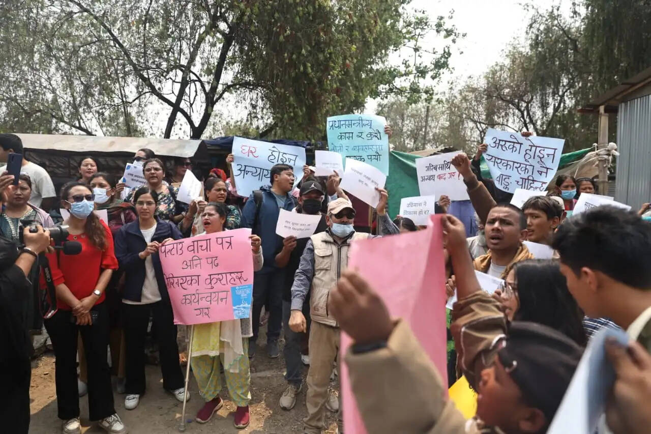 नेपाल में बागमती नदी के किनारे बस्तियों को खाली कराने के विरोध में प्रदर्शन