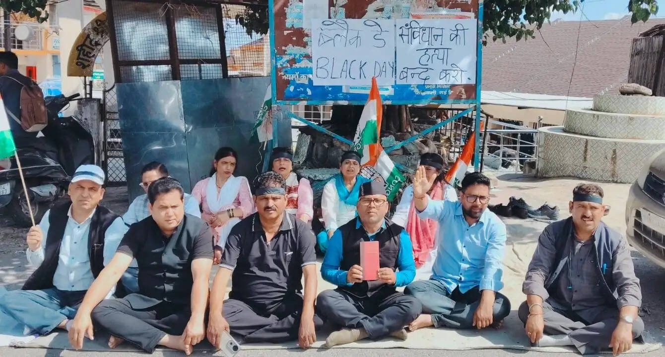 विपक्षी सांसदों को हिरासत में लेने पर कांग्रेसियों ने मनाया काला दिवस