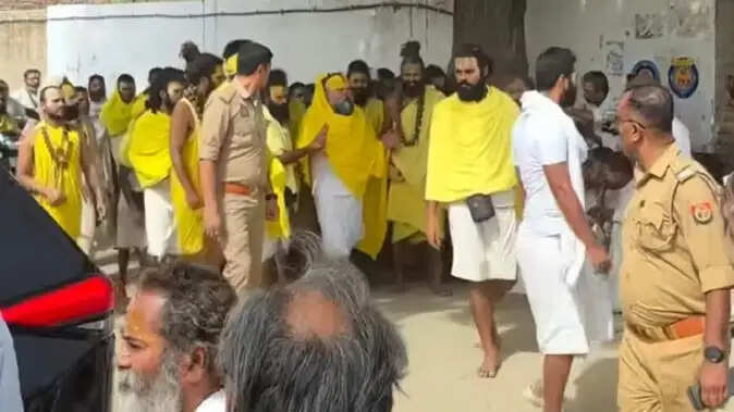 वृंदावन में संत प्रेमानंद ने दिए दर्शन, स्वास्थ्य काे लेकर अफवाहों पर लगा विराम