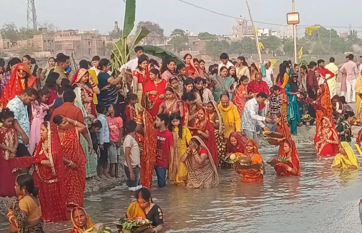 चैती छठ: अस्ताचलगामी भगवान भास्कर को व्रतियों ने दिया अर्घ्य