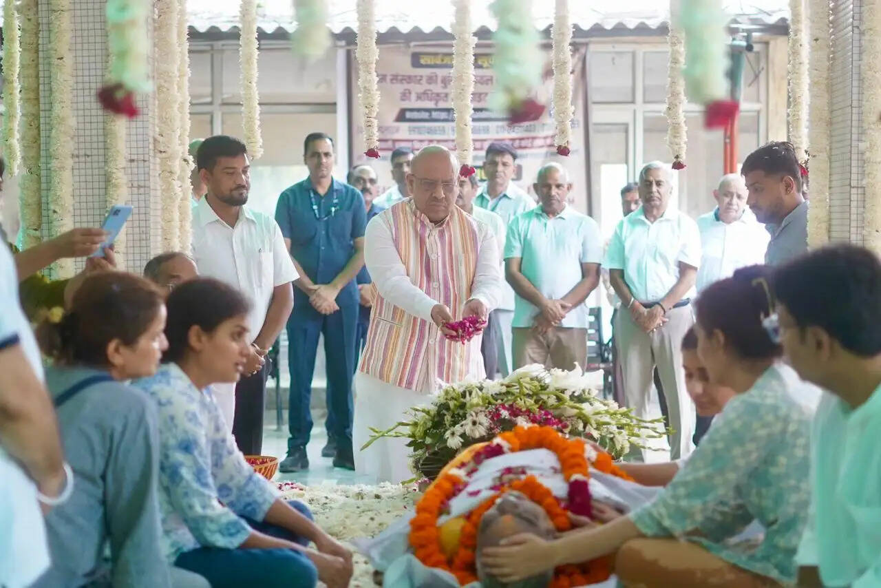 विजेंद्र गुप्ता ने लोधी श्मशान घाट पहुंचकर न्यायमूर्ति हरिश चंद्र मिश्रा को दी श्रद्धांजलि