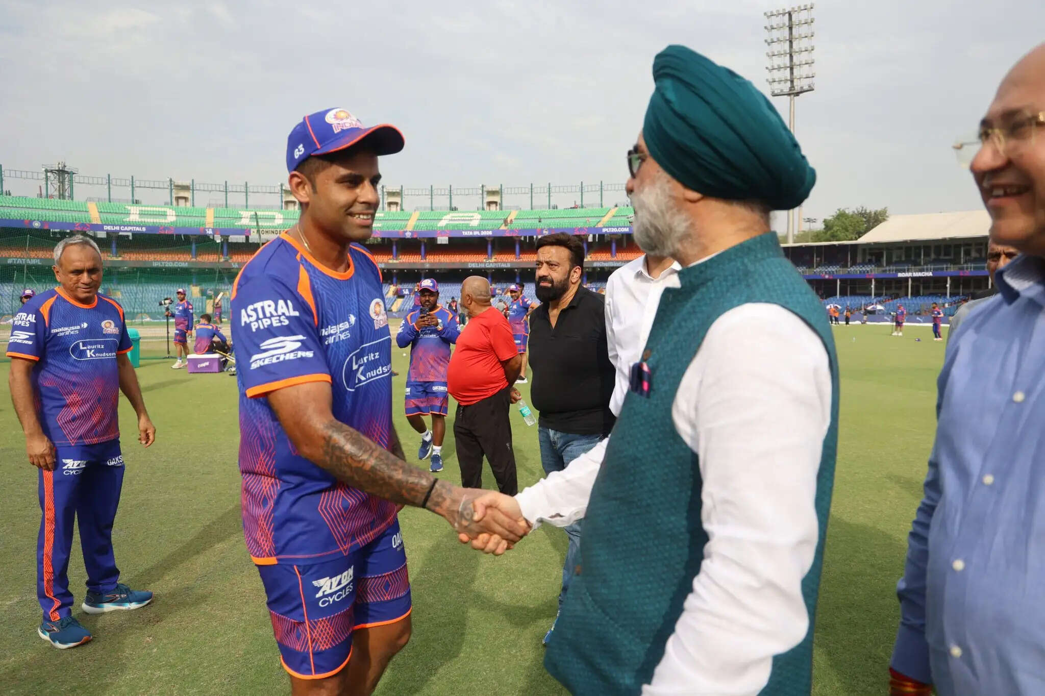दिल्ली के उपराज्यपाल ने दिल्ली कैपिटल्स और मुंबई इंडियंस के खिलाड़ियों से अरुण जेटली स्टेडियम में की मुलाकात
