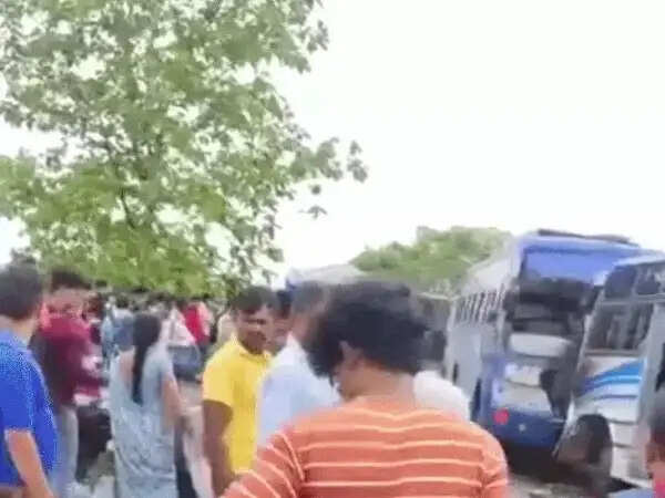 रीवा में दो यात्री बसों की आमने-सामने टक्कर, 15 यात्री घायल,&nbsp;दुर्घटना के कारणों की जांच शुरू