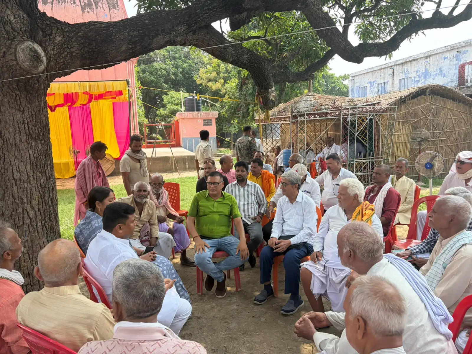 विधायक छोटी कुमारी से रिविलगंज के किसानों ने लगान वृद्धि के फैसले पर रोक लगाने की मांग की