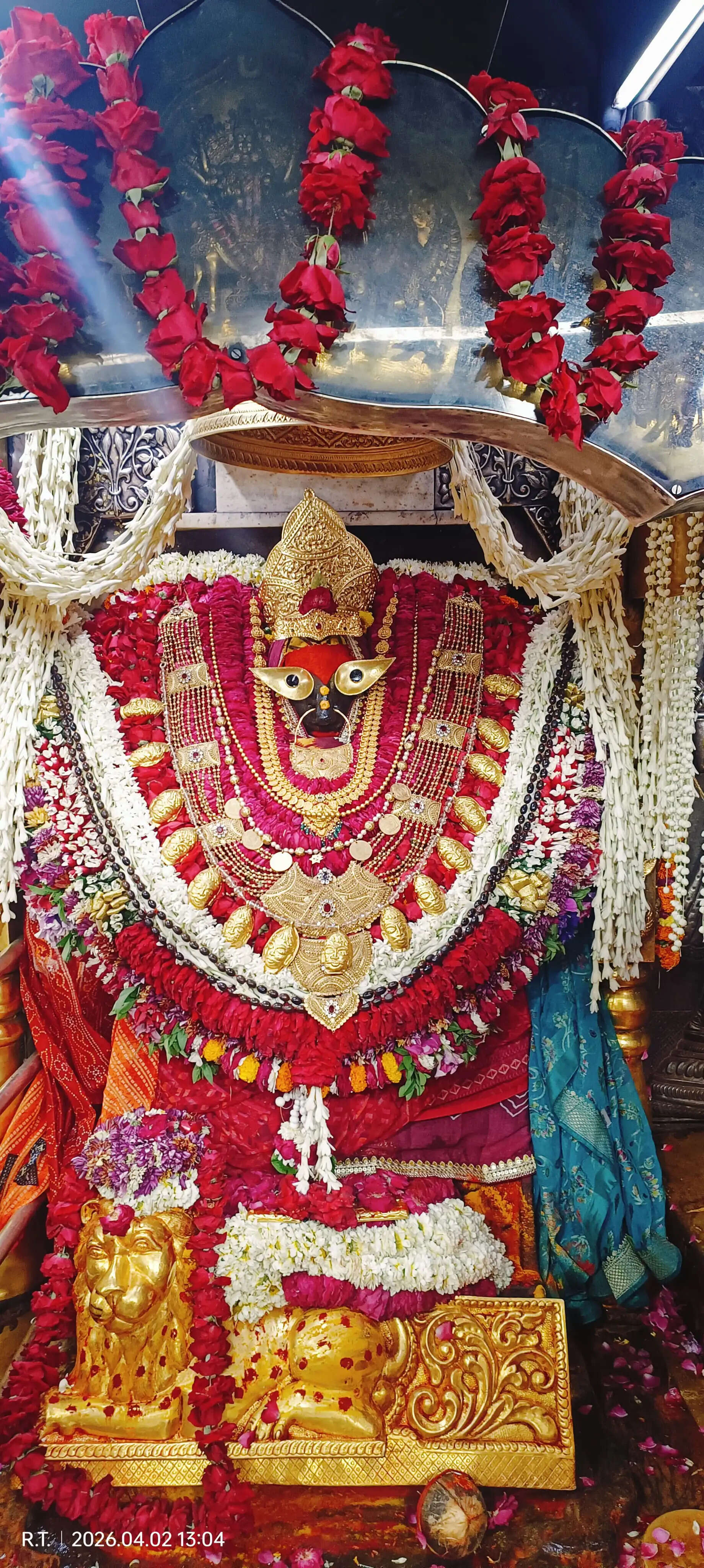 चैत्र पूर्णिमा पर विंध्याचल में उमड़ा आस्था का सैलाब, मां विंध्यवासिनी के दरबार में लगी लंबी कतारें