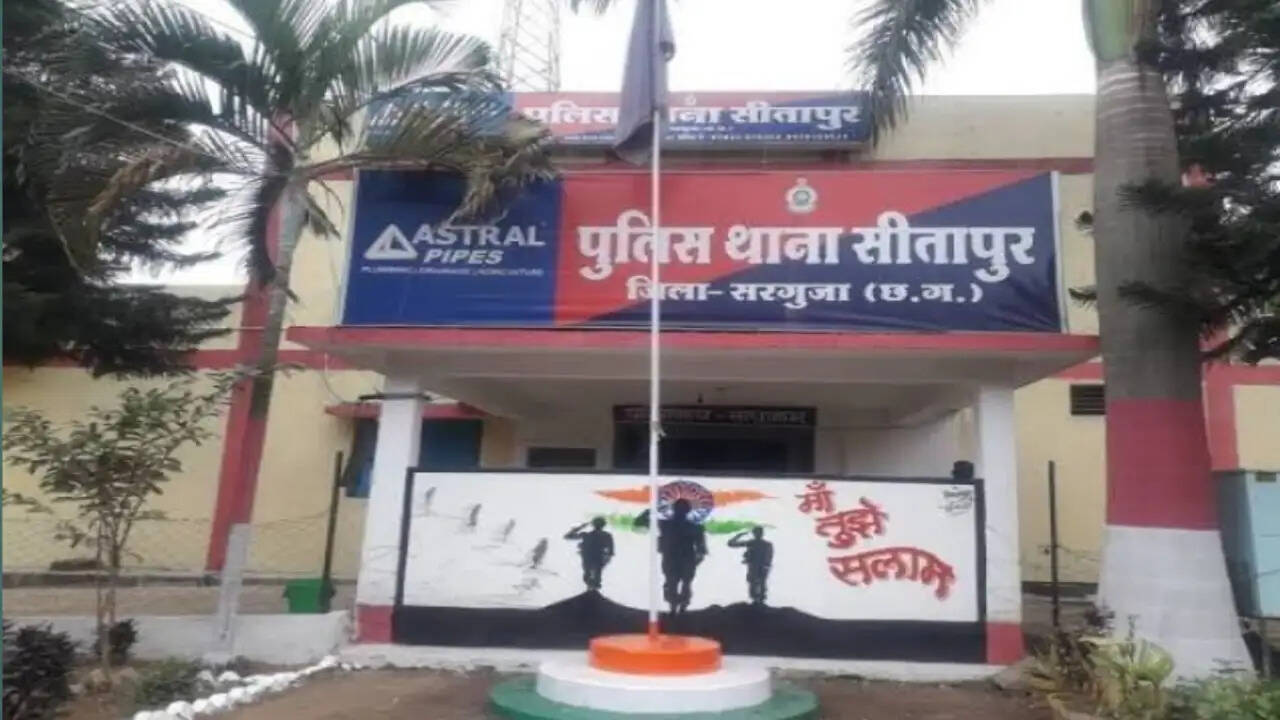 अंबिकापुर : मोबाइल दुकान के बाहर से बाइक चोरी, सीसीटीवी में कैद हुआ चोर