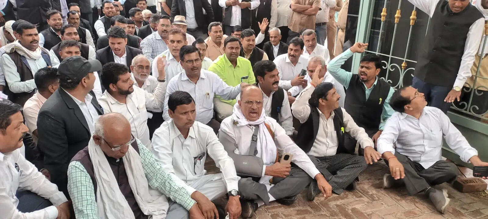 अधिवक्ताओं ने भ्रष्टाचार के खिलाफ किया प्रदर्शन