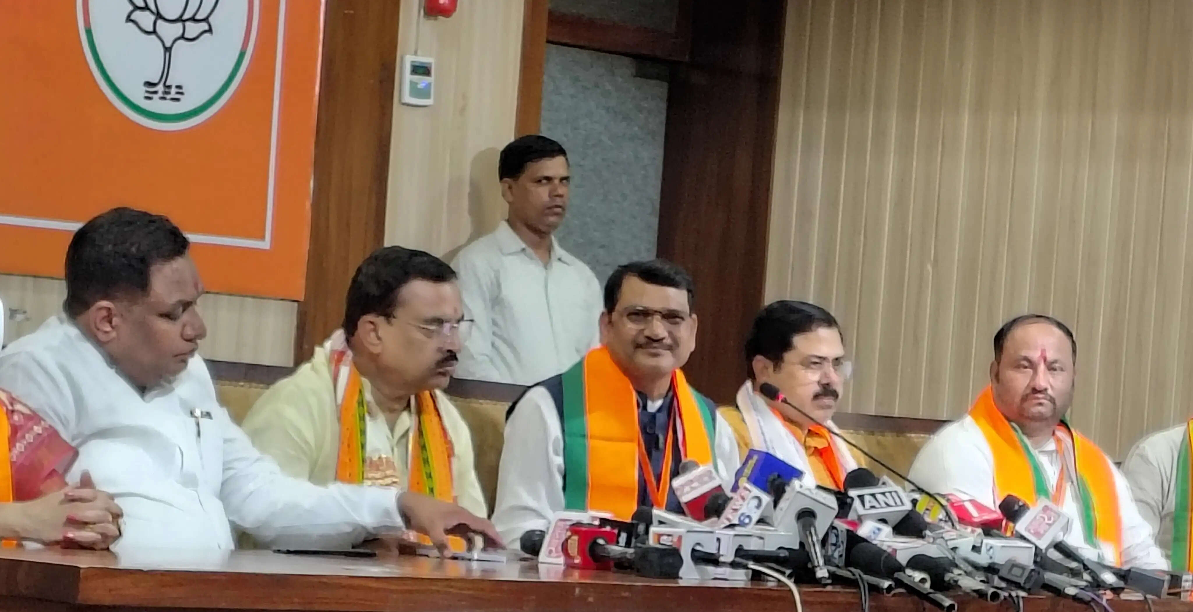 सांसद अमरपाल मौर्य ने अखिलेश यादव को लिखा तीन पन्नों का खुला पत्र, परिवारवाद पर उठाए सवाल