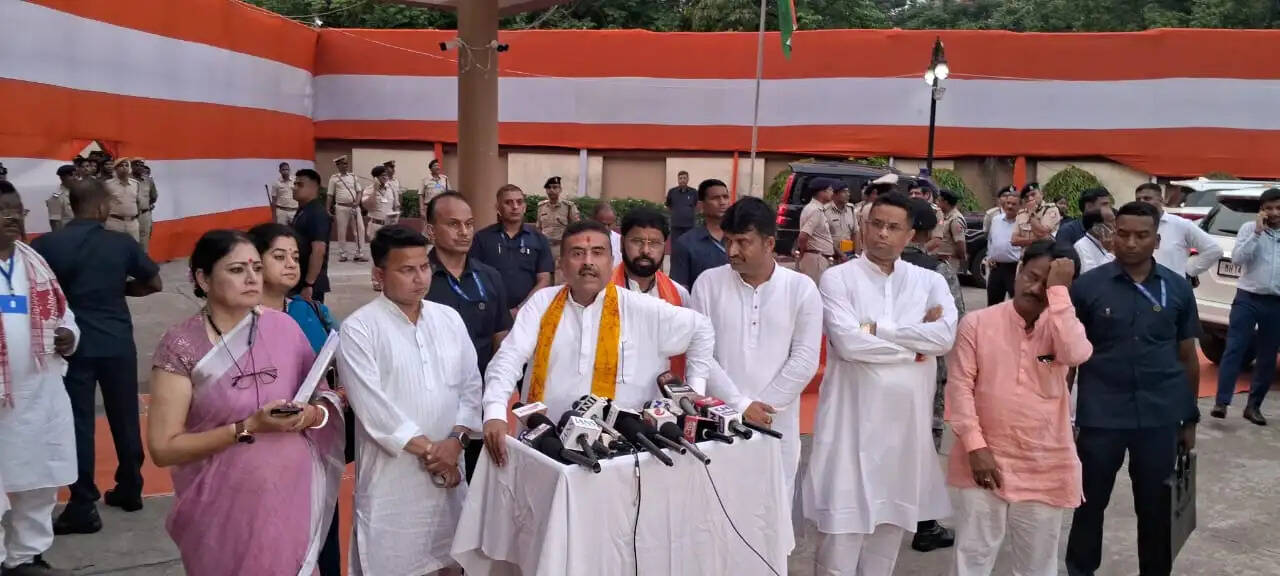 दुर्गापुर में प्रशासनिक बैठक : फिजूलखर्ची पर रोक, पारदर्शी शासन और जल्द चुनाव का संकेत