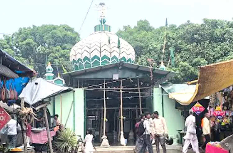 काठापीर दरगाह पर छोटी रोशनी की रस्म के साथ मेला शुरू