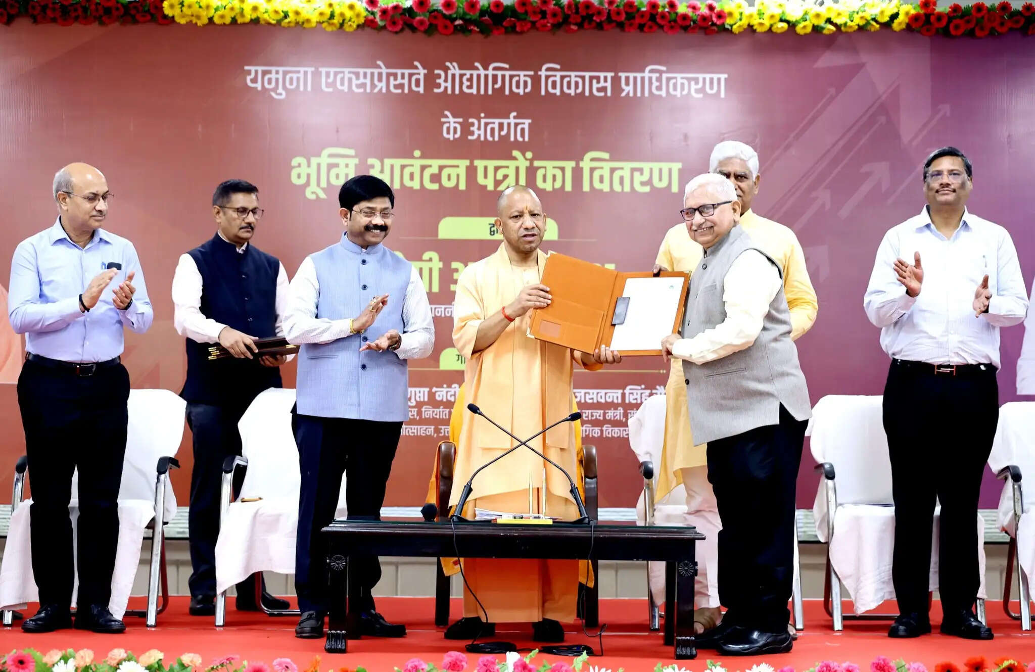 मुख्यमंत्री योगी ने वितरित किया यीडा के निवेशकों को भूमि आवंटन पत्र