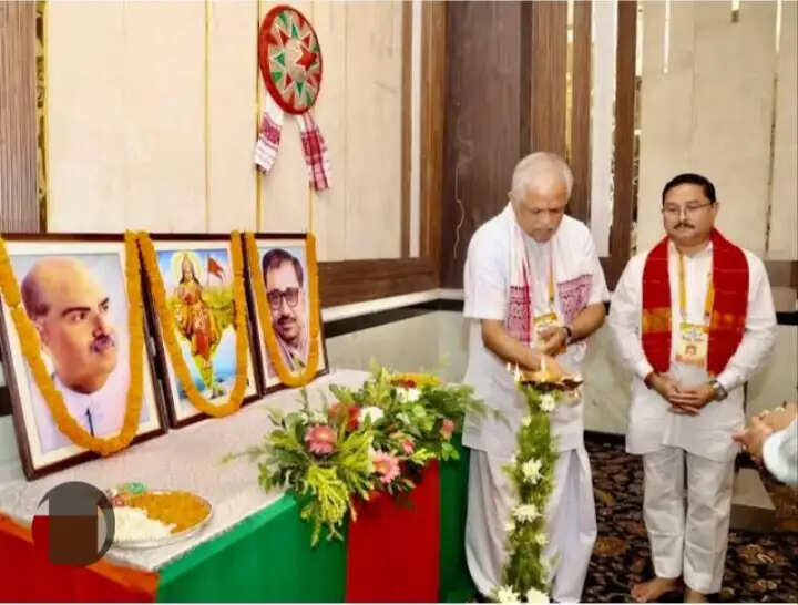 प्रधानमंत्री मोदी के सार्वजनिक जीवन के 25 वर्ष पूरे होने पर भाजपा ने निकाली सेवा ज्योति कलश यात्रा
