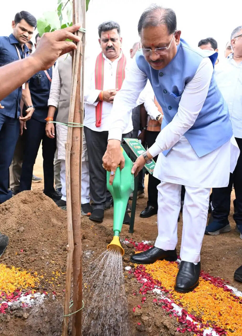 मुख्यमंत्री ने अपनी माँ के नाम पर लगाया पीपल का पौधा, वन महोत्सव-2026 का हुआ शुभारंभ