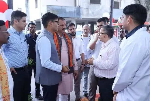 स्वास्थ्य एवं वित्त मंत्री ने किरोड़ीमल जिला चिकित्सालय का किया औचक निरीक्षण