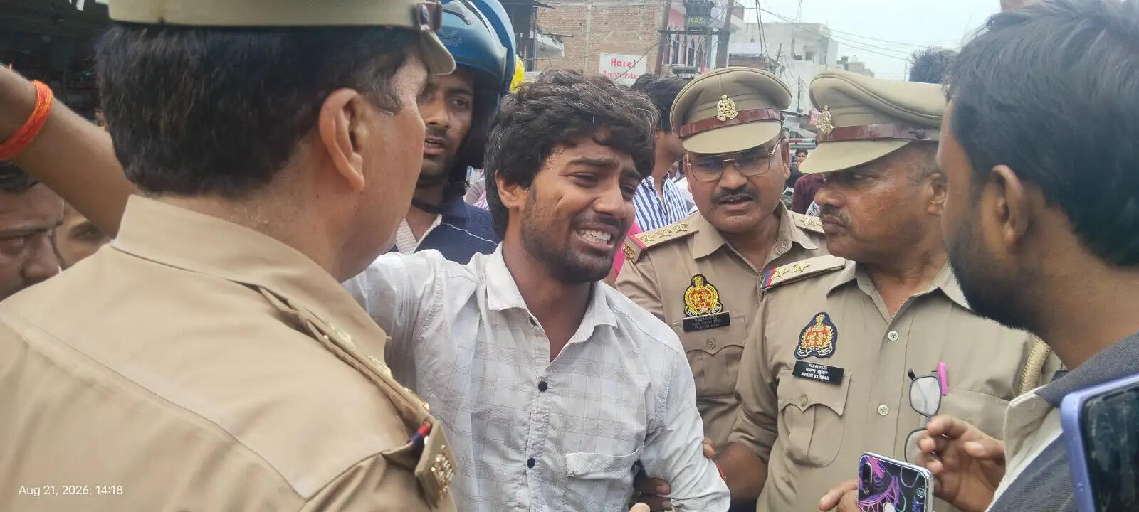 ई-रिक्शा का 14 हजार रुपये चालान होने से नाराज चालक ने चौराहे पर किया हाई वोल्टेज ड्रामा