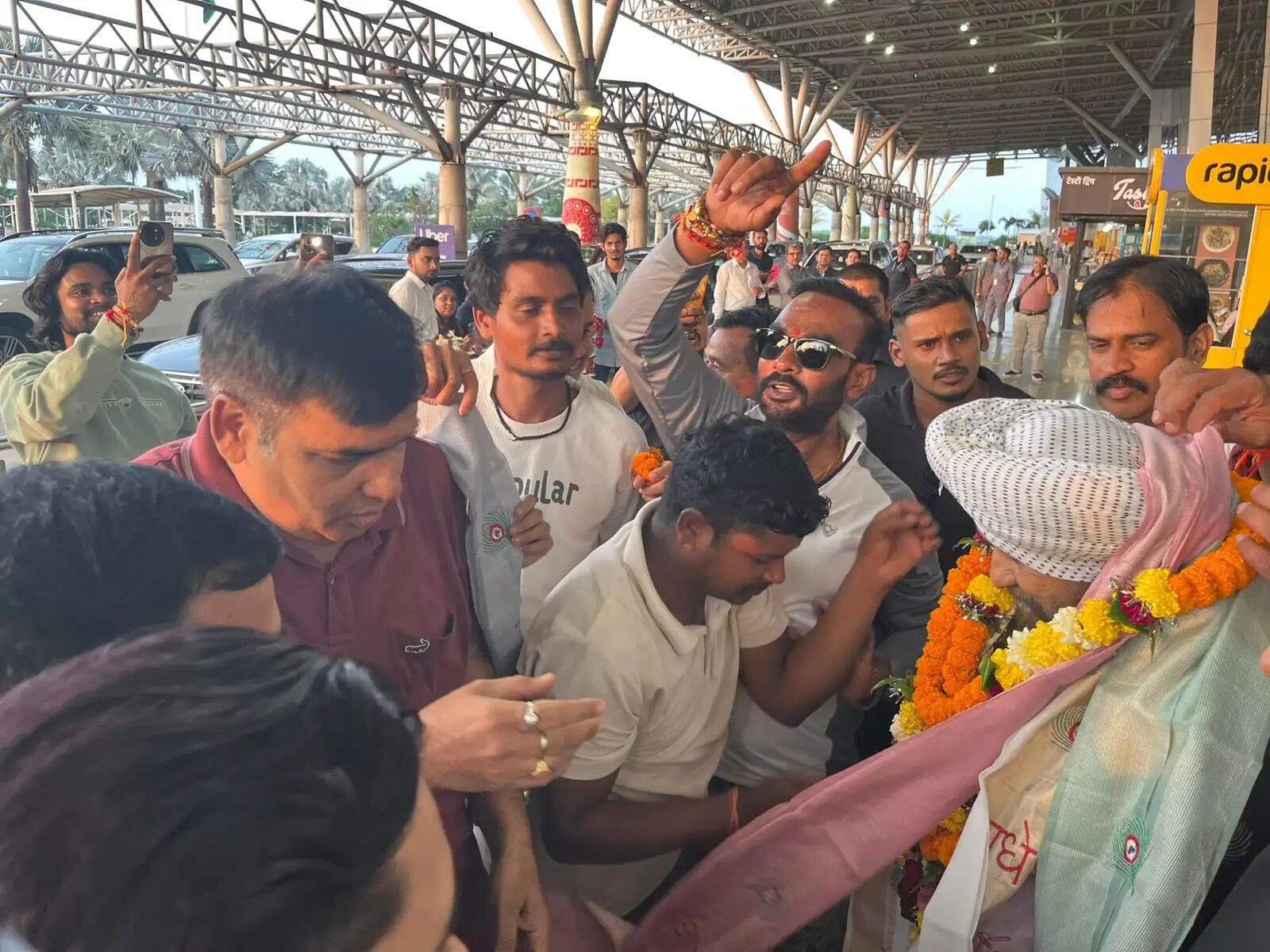 छग : दही हांडी उत्सव के लिए रायपुर पहुंचे अंतरराष्ट्रीय भजन गायक लखबीर सिंह लक्खा