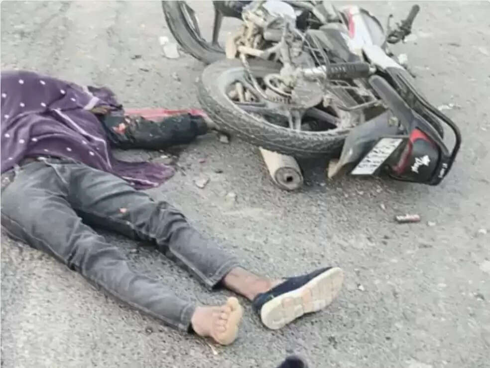 गुजरात : अज्ञात वाहन की टक्कर से 3 युवकों की मौके मौत