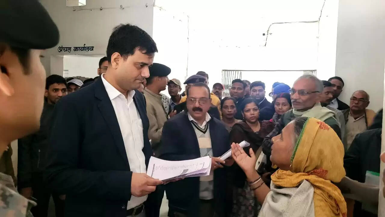 जिलाधिकारी ने कोढ़ा एवं फलका प्रखंड-सह-अंचलों का किया निरीक्षण