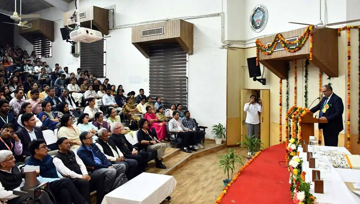 हिसार : जलवायु परिवर्तन की चुनौतियों से निपटने के लिए आपसी सहयोग जरूरी : प्रो. बीआर कम्बोज